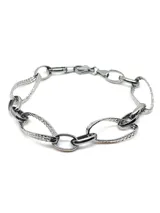 Pulsera de acero plateado con eslabones de diferentes tamaños y texturas.