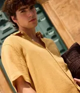 Camisa masculina de algodón con textura, cuello inglés, abotonado delantero y manga corta. Presenta un calce comfort, más holgado y de look informal.