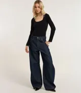 Body de manga larga marca Blue Steel, confeccionado en poliamida seamless con escote cuadrado y cierre en la entrepierna.