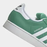 Championes Adidas Superstar II color verde con detalles en blanco, con exterior de cuero suave, las tres tiras laterales y la icónica puntera con relieve.