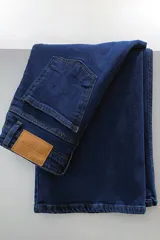 Pantalón de jean azul oscuro, corte wide leg y tiro medio alto.