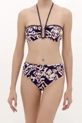 Calzón de bikini de tiro alto con diseño estampado abstracto en tonos azul marino, blanco y rojo, y frunces laterales.