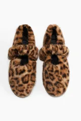 Pantuflas de estar por casa con textura de pelo sintético, diseño con tira elástica en el empeine y estampado de leopardo.