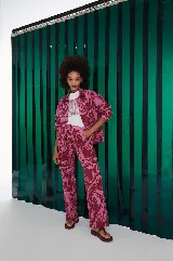 Campera de jean con estampado abstracto en tonos rosa y marrón.