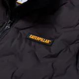 Chaleco acolchado negro con cierre frontal, cuello alto y bolsillos laterales. Presenta el logo de Caterpillar en el pecho.