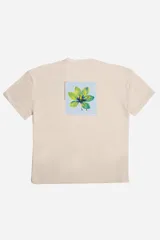 Buzo de felpa color beige de manga corta, con escote redondo y estampado de una flor amarilla y azul en el frente.