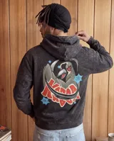 Canguro con capucha de corte regular, confeccionado en tejido con efecto stone wash. Presenta un estampado gráfico en la espalda que representa un tero con estilo urbano y letras decorativas. Cuenta con puños y cintura acanalados.