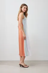 Vestido midi blanco de lino con breteles finos y paneles laterales en color celeste.