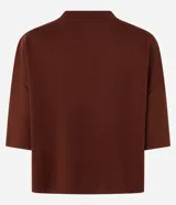 Remera de modal color crudo, con diseño minimalista, calce amplio, cuello redondo y mangas cortas amplias con hombros caídos.