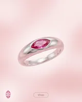 Anillo de plata con diseño abombado y piedra natural de rubí en talla marquesa engastada en el centro.