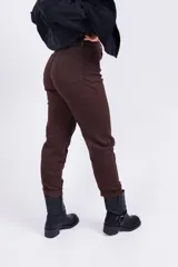 Pantalón marrón de corte wide leg, con bolsillos laterales y traseros.