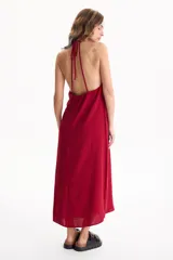 Vestido largo negro de corte holgado, con escote en V y tirantes finos tipo halter.