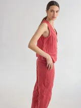 Pantalon de lino color rojo, de corte recto y estilo sastrero, con bolsillos laterales y traseros.
