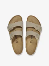 Sandalias Birkenstock Arizona color caqui, con dos correas ajustables con hebillas metálicas y plantilla anatómica de corcho y látex.