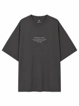 Remera de corte oversize color gris oscuro, con cuello redondo y estampa tipográfica minimalista en el centro del pecho.