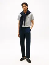 Chomba gris de algodón regenerativo, corte regular, con cuello tipo chomba a contraste en azul y blanco, billetera de dos botones a contraste y logo de Tommy Hilfiger bordado en el pecho.