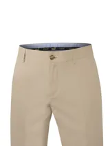Pantalón clásico de gabardina color beige, de corte regular y tiro medio, con dos bolsillos laterales y dos traseros.