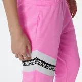 Pantalón de jogging rosa con cintura elástica y cordón ajustable. Presenta una banda lateral blanca con el logo de New Balance repetido.