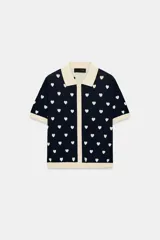 Chaqueta de punto de manga corta con estampado de corazones, cuello polo y cierre frontal con botones en forma de corazón.