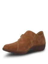 Zapato casual Hush Puppies modelo Albi, color marrón, confeccionado en cuero con textura perforada. Presenta un diseño de empeine cerrado con ajuste de velcro lateral y suela de goma al tono.