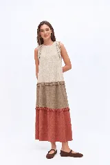 Vestido midi sin mangas, de corte recto y diseño en bloques de color horizontal en tonos beige, verde militar y terracota, con detalles de volados fruncidos en los hombros y en las costuras de corte.