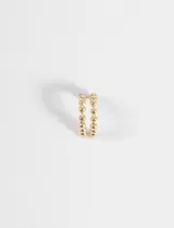 Earcuff doble de diseño minimalista compuesto por dos hileras de pequeñas esferas metálicas unidas entre sí.