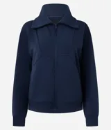 Campera deportiva de modal color bordó, con cierre frontal, cuello alto y puños acanalados. Presenta un diseño entallado con recortes que brindan un ajuste cómodo y moderno.