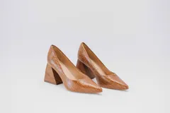 Zapatos de tacón color fucsia con textura croco, punta fina y tacón cuadrado forrado en cuero.