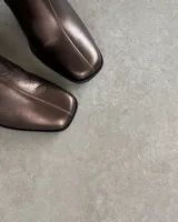 Bota negra de cuero vacuno con taco cuadrado y caña media.