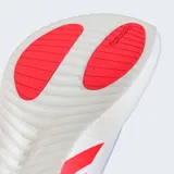 Championes de running Adidas Hyperboost Run color blanco, con suela gruesa y detalles en rojo brillante en las tres tiras laterales.