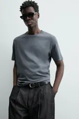 Remera color arena de corte recto, cuello redondo y mangas cortas.