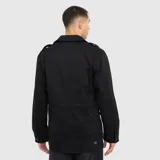 Chaqueta estilo militar de corte recto, color negro, con cuello camisero, cierre frontal oculto, charreteras en los hombros y cuatro bolsillos frontales con solapa.