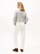 Jean de corte recto color blanco, confeccionado en algodón con un toque de elasticidad. Presenta un diseño clásico de cinco bolsillos, cierre con botón metálico y cremallera, y detalles distintivos de la marca.