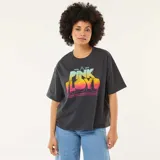 Remera de algodón color negro con estampa frontal de Pink Floyd en colores degradados y diseño de tour.