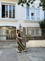 Cartera de mano con forma de hoja, confeccionada en cuero trenzado color naranja y negro. Asa corta trenzada de cuero negro.