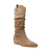 Botas de mujer color beige, estilo cowboy o western, caña media arrugada (slouchy) y punta fina. Tienen un taco bajo y ancho de madera apilada.