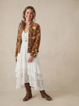 Chaqueta de terciopelo color camel-oliva de corte relajado, con cuello mao y bordado denso de tulipanes grandes en tonos rosa y durazno con ramas celestes en todo el diseño.