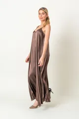 Vestido largo marrón de viscosa, con breteles finos y corte acampanado.