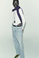 Body de manga larga confeccionado en mezcla de poliamida, con cuello redondo y cierre inferior con botones a presión.