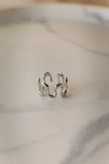 Anillo ajustable de acero quirúrgico hipoalergénico, con diseño ondulado o de ondas.