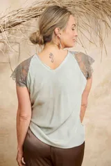 Blusa satinada color rosado, con escote en V y mangas cortas de encaje. Talle único, corte holgado.