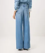 Pantalón wide leg de tiro alto confeccionado en jean de algodón, con pretina con pasacintos, cierre frontal con botón y cremallera, y bolsillos delanteros y traseros.