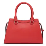 Cartera Guess modelo Wrenley, color rojo, de tamaño mediano, confeccionada en PVC. Tiene doble asa corta, correa larga extraíble, cierre superior y detalles metálicos dorados.