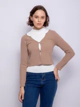 Top marrón de punto, manga larga y escote en V con cierre de dos botones. Incluye una remera blanca de cuello alto debajo.