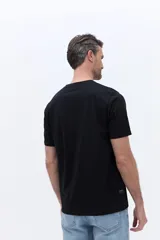 Remera de manga corta color beige con cuello redondo y calce regular. Presenta un estampado con lettering en el pecho.