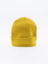 Gorro de lana tejido color mostaza, estilo beanie con borde doblado.