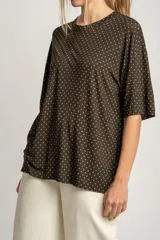 Remerón oversize color verde militar con estampado de lunares blancos, de mangas cortas y cuello redondo.