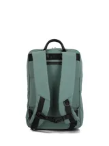 Mochila de ecocuero engomado color verde, con compartimento principal con cierre, bolsillo frontal con cierre, compartimento acolchado para laptop, bolsillos laterales y correas ajustables.