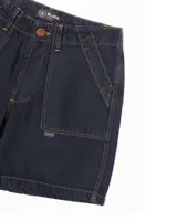 Bermuda de jean negra con dos bolsillos frontales tipo parche, costuras a contratono color ocre y botón de cobre.