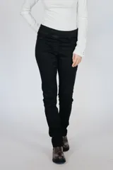 Pantalón chupín negro con cintura elástica.